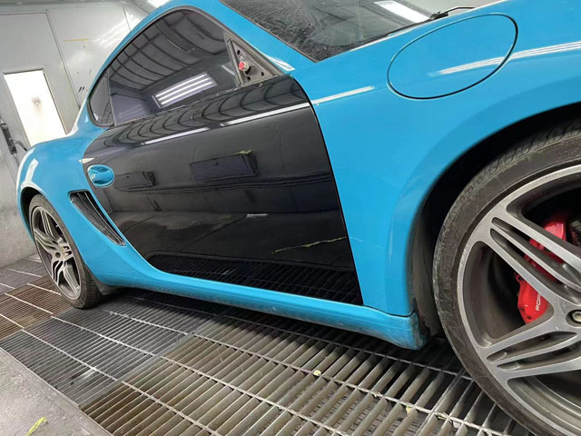 保時(shí)捷車門鈑金噴漆后.jpg
